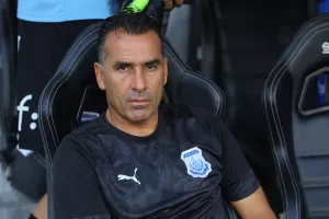 Μπαίνει σε σκέψεις… 
