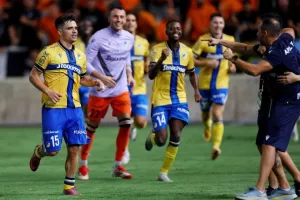ΑΠΟΕΛ - Απόλλων: Γαλαζοκίτρινο σ' ένα πεντάλεπτο!