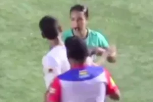 Ποδοσφαιριστής χαστούκισε γυναίκα διαιτητή κι εκείνη τον πήρε στο κυνήγι! (βίντεο)