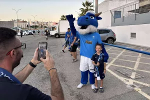  ΦΩΤΟΣ με τη μασκότ  