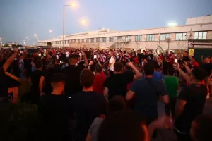Πάνω από 2.000 στην άφιξη του Ποντένσε στο “Ελ. Βενιζέλος”