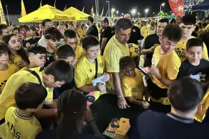Φωτογραφίες και αυτόγραφα με τους ποδοσφαιριστές (Φώτος Kerkida)