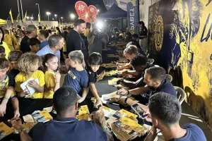 Φωτογραφίες και αυτόγραφα με τους ποδοσφαιριστές (Φώτος Kerkida)