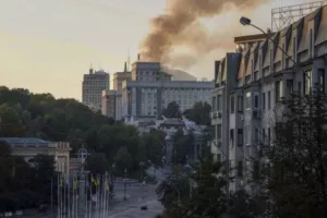 Νυχτερινή επιδρομή της Ρωσίας στο Κίεβο - Χτύπησαν πρώτη φορά την έδρα της κυβέρνησης