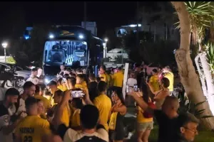Στην Κύπρο η αποστολή της Ρουμανίας/ Υποδοχή, φωτογραφίες και αυτόγραφα! (Φώτος)