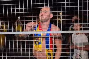 Ρουμάνοι... στα κάγκελα/ Τα έψαλλαν στους παίκτες, ζήτησαν παραίτηση Λουτσέσκου!