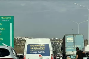 Σοβαρό τροχαίο στον αυτοκινητόδρομο Πάφου – Λεμεσού, μετά την έξοδο Καντού (Φώτος)