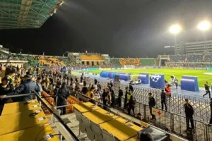 Χάος... στο Καϊράτ - Ρεάλ: 30 χιλιάδες περιμένουν να μπουν σε γήπεδο 23 χιλιάδων θέσεων!