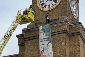 Διαδηλωτής σκαρφάλωσε σε πύργο ρολογιού στο Λονδίνο μαζί με έναν σκύλο (βίντεο)