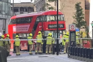 Διώροφο λεωφορείο παρέσυρε πεζούς στο Λονδίνο (βίντεο)