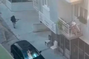 Επίθεση κατά αστυνομικού τμήματος στη Σμύρνη - Νεκροί δύο αστυνομικοί