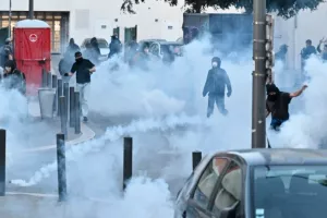 Γαλλία: Οδομαχίες και συλλήψεις, 80.000 αστυνομικοί στους δρόμους (βίντεο)