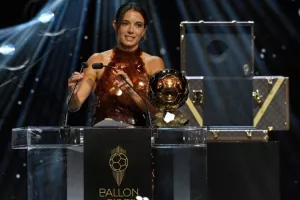 Η σταρ της Μπάρτσα έγραψε ιστορία κατακτώντας την τρίτη σερί Χρυσή Μπάλα