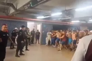 Επεισόδια μεταξύ οπαδών με την αστυνομία (βίντεο)