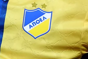 Μένει με ΠΕΝΤΕ strikers 