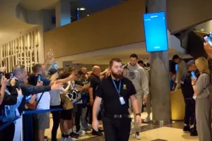 (ΒΙΝΤΕΟ) Αποθέωση και ντόπες... στην αναχώρηση της Ελλάδα
