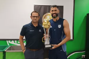 Πήρε τα "χρυσά γάντια" (βίντεο)