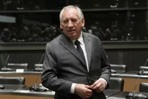 Στο χείλος του γκρεμού η Γαλλία: Ο Μπαϊρού βλέπει την έξοδο