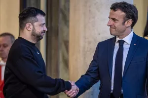 Συνάντηση Ζελένσκι με Μακρόν και ευρωπαίους ηγέτες την Πέμπτη στο Παρίσι