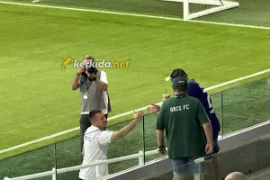 Δωράκι στον κόουτς! (Φώτος Kerkida)