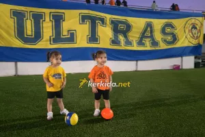 Οι δίδυμες με γαλαζοκίτρινο και... πορτοκαλί!