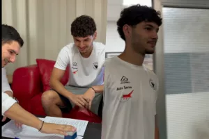 Γνωριμία και υπογράφες με Βενιζέλου
