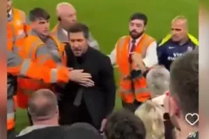 Το σκηνικό με τον Σιμεόνε και τον οπαδό της Λίβερπουλ και οι «απαντήσεις» από το staff του «Τσόλο»