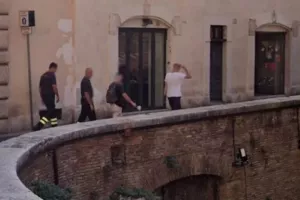 Τουρίστας έπεσε από μεγάλο ύψος και σκοτώθηκε μπροστά από το Πάνθεον