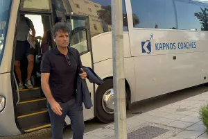 Πρώτα στο...  πούλμαν και μετά στο αεροπλάνο!