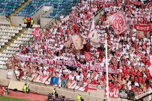 (Πανό...Μάινζ) "Η Ομόνοια ανήκει στο λαό, όχι στους επενδυτές"