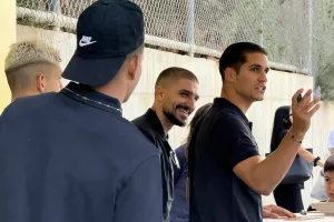 (Φώτος Kerkida) Δεκάδες… αυτόγραφα 