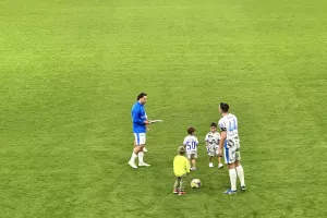 Μετά τη νίκη... μπάλα και με τα παιδάκια (ΒΙΝΤΕΟ Kerkida/Φώτος)