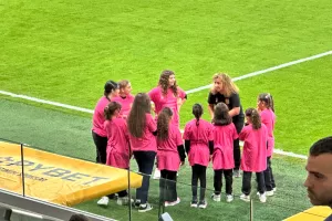 Με ροζ περιβραχιόνια και Βall Girls για την παγκόσμια μέρα κατά του καρκίνου του μαστού