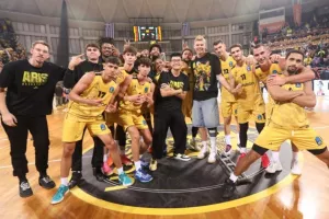 Πανηγύρισε τη νίκη του Άρη ποζάροντας μαζί με τους παίκτες ο Σιάο