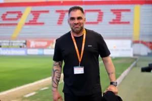 Καρμιώτισσα για Σταύρο/"Ντόμπρος, μάγκας, παντελονάτος που δεν έσκυψε λεπτό το κεφάλι του"