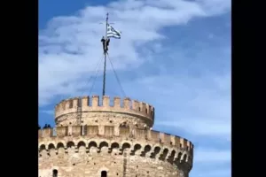 Θεσσαλονίκη: Σκαρφάλωσαν στη σημαία του Λευκού Πύργου… για να τραβήξουν βίντεο