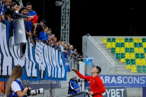 (ΦΩΤΟΣ kerkida) Αποθέωση από τους Παφίτες που... δεν χορταίνουν!