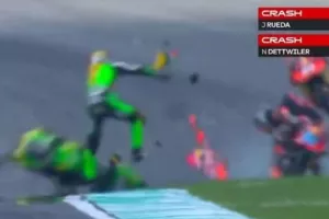 (Βίντεο) Μάχη για τη ζωή του δίνει 20χρονος αναβάτης - Σκληρές εικόνες