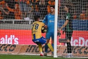 ΑΠΟΕΛ-Ολυμπιακός: Γαλαζοκίτρινη...ΕΠΙΣΤΡΟΦΗ στο φινάλε και "Χ"! (φώτος)