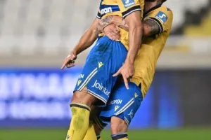 ΑΠΟΕΛ-Ολυμπιακός: Γαλαζοκίτρινη...ΕΠΙΣΤΡΟΦΗ στο φινάλε και "Χ"! (φώτος)