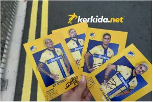 (Φώτος Kerkida) Δεκάδες… αυτόγραφα 
