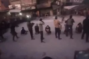 Σοκαριστικό βίντεο φέρεται να δείχνει μέλη της Χαμάς να εκτελούν «συνεργάτες του Ισραήλ» στον δρόμο