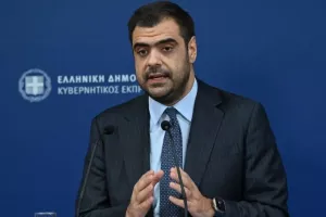 Μαρινάκης για Τσίπρα: "Την τελευταία φορά που μίλησε για θάλασσες ψάχναμε για σωσίβια"