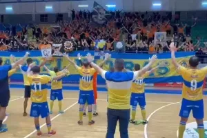 Παίκτες και κόσμος... γιόρτασαν μαζί τη νικηφόρα επιστροφή! (Βίντεο)