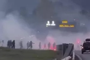 Οπαδοί έπαιξαν ξύλο και διέκοψαν την κυκλοφορία σε αυτοκινητόδρομο (Βίντεο)