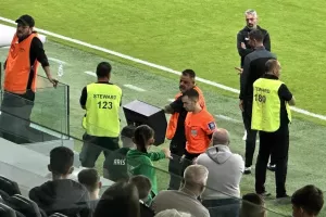Διαμαρτυρίες για πέναλτι, on field review και... επιθετικό φάουλ 