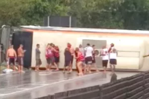 Τράκαρε λεωφορείο με οπαδούς της Φλαμένγκο, δεκάδες τραυματίες, τέσσερις σε σοβαρή κατάσταση