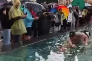 Οπαδός της Γκόου Αχέντ Ιγκλς έκανε τσουλήθρα στο βροχερό Mοναστηράκι (βίντεο)