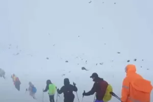 Συνεχίζονται οι διασώσεις στο Έβερεστ για τους εκατοντάδες εγκλωβισμένους μετά τη χιονοθύελλα