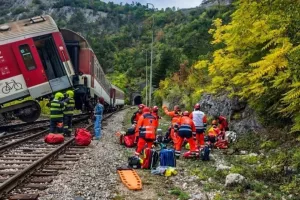 Τουλάχιστον 66 οι τραυματίες από τη σύγκρουση δύο τρένων